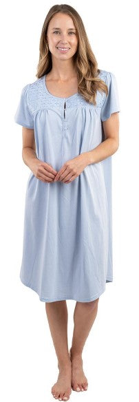 KATHLEEN - Short nightgown with pretty embroidery